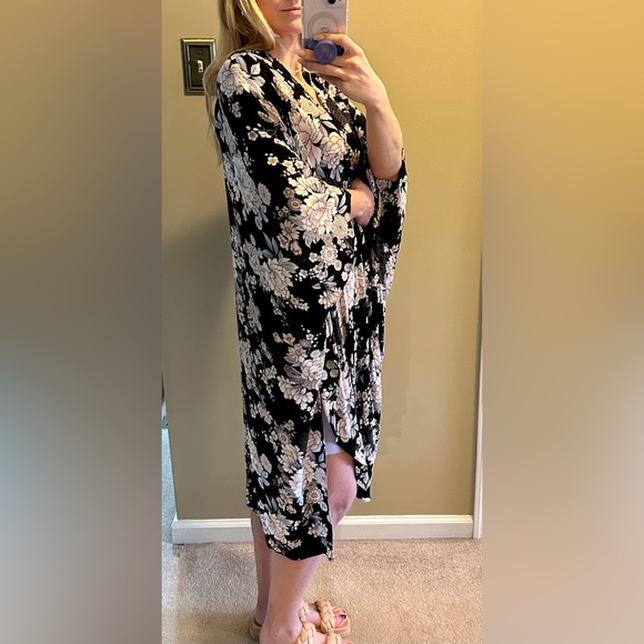 Forever 21 Kimono Wrap in Black and Lavender & Blue Floral - Picture 5 of 8